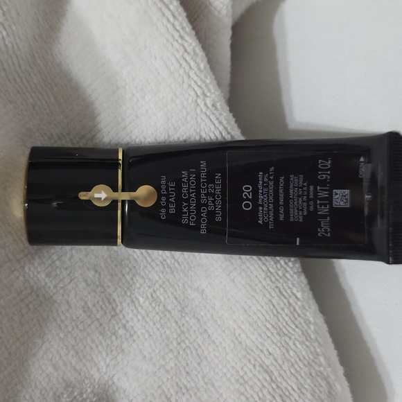 Clé de Peau Silky Cream Foundation - Picture 2 of 3